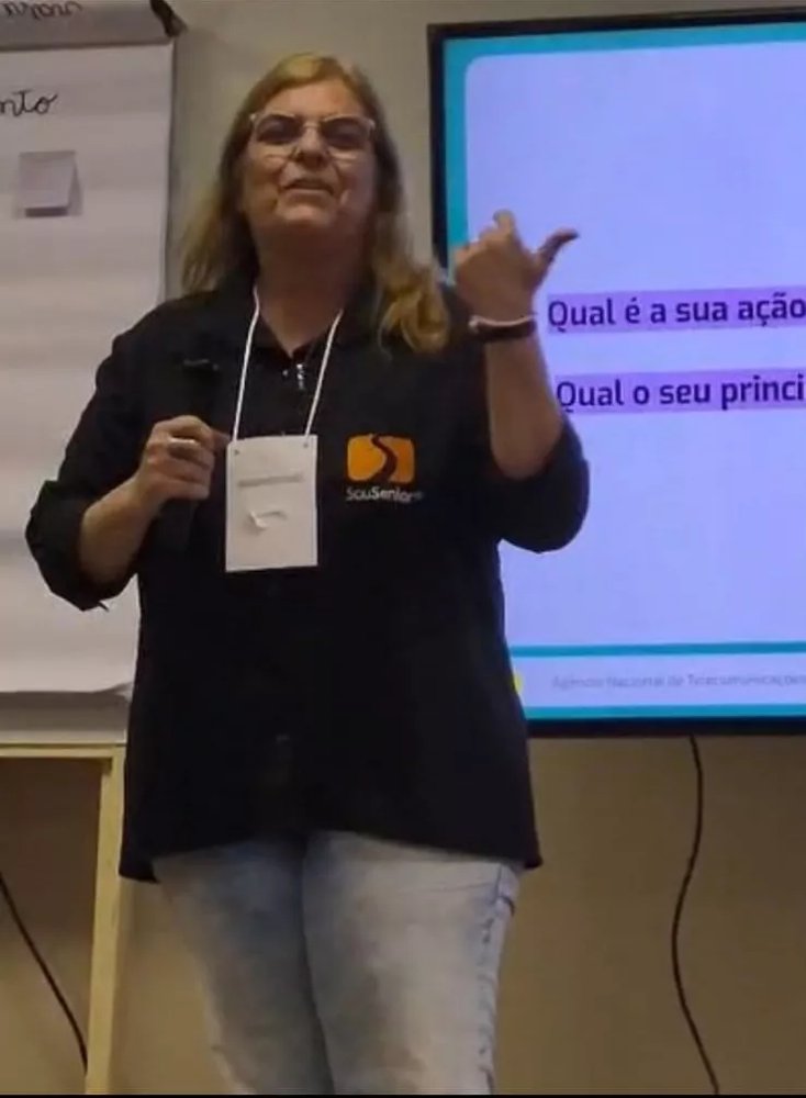 Professora Luciene Giuliani dando aula com a camisa da SouSenior